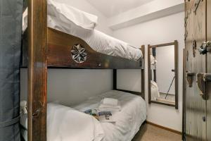 Postel nebo postele na pokoji v ubytování Prestige Eleven In The Center Of Town - Happy Rentals + 8 fotografií