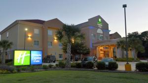 Un edificio de hotel con un cartel delante. en Holiday Inn Express Baton Rouge North by IHG, en Zachary