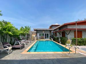 ランタ島にあるThawat Villa Boutique Resortの家の裏庭にあるプール