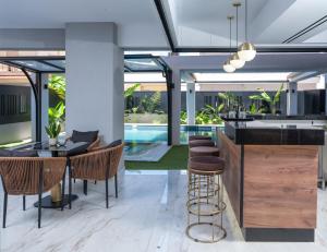 Η κουζίνα ή μικρή κουζίνα στο Captain Napoleon Paterakis CNP Luxurious Suites