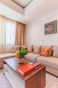a living room with a couch and a coffee table at Appartement Cosy et central in Casablanca
