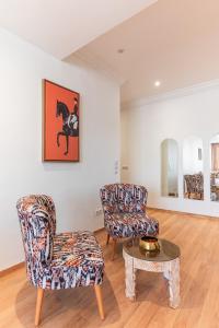 a living room with two chairs and a table at Appartement Cosy et central in Casablanca