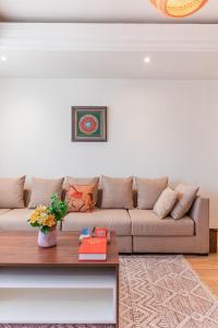 a living room with a couch and a coffee table at Appartement Cosy et central in Casablanca +30 photos