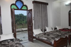 Postel nebo postele na pokoji v ubytování Royal Jungle Kothi + 19 fotografií