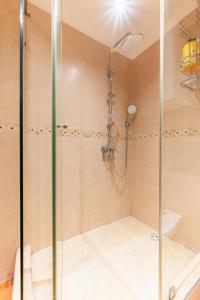 a shower with a glass door in a bathroom at Appartement Cosy et central in Casablanca +30 photos