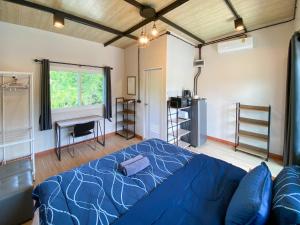 ランタ島にあるThawat Villa Boutique Resortのベッドルーム(青いベッド1台、デスク付) +105枚の写真