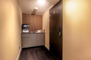 ein Flur mit einer Tür, die zu einem Zimmer führt in der Unterkunft Hotel 'De Heren' in Bad Neuschanz