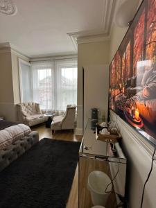 ボーンマスにある5 min from the beach O2 academy shared kitchenのベッドとソファのあるリビングルーム