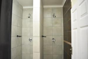 Un baño con ducha con puerta de cristal. en 41 on Clarendon, en Graskop 53 fotos más