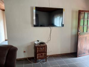 Un espejo en una pared en una habitación con una mesa. en 41 on Clarendon, en Graskop