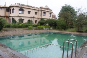 Bazén v ubytování Royal Jungle Kothi nebo v jeho okolí