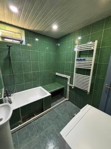 Vannituba majutusasutuses Corner Guest House +41 fotot