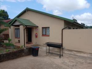 una casa con una mesa de ping pong delante de ella en 41 on Clarendon, en Graskop