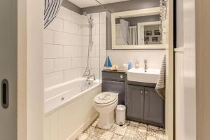 Koupelna v ubytování Cozy Cottage next to Newhaven Harbour + 11 fotografií