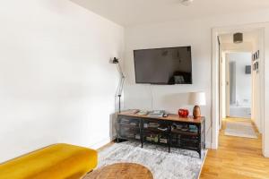 TV a/nebo společenská místnost v ubytování Cozy Cottage next to Newhaven Harbour