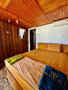 Ένα ή περισσότερα κρεβάτια σε δωμάτιο στο Liukang island homestay Bira +6 φωτογραφίες