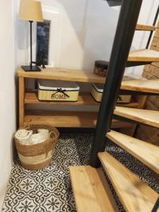 una habitación con escaleras y una cesta en el suelo en Las Golondrinas, en Galaroza