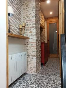 un pasillo con una pared de ladrillo y un pasillo con una pared blanca en Las Golondrinas, en Galaroza