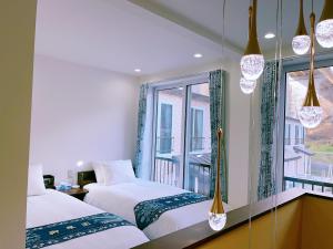 Giường trong phòng chung tại Niseko 御翠園新築一戸建て2DK無料駐車4人-6人