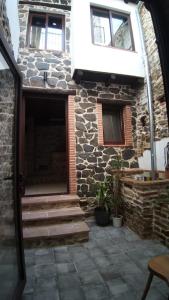 un edificio de piedra con escaleras y una ventana en Las Golondrinas, en Galaroza