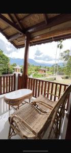 Green Corner Villa في بوكيت لاوانج: فناء على طاولة وكراسي على شرفة +34 صورة