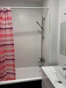 a bathroom with a shower curtain next to a sink at Apartment Balti Centru in Bălţi