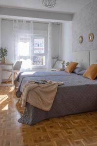 Una cama o camas en una habitación de Avda Pamplona Hospitales Universidad