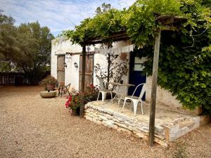a small house with a table and chairs in it at One Eye Dog in Koringberg