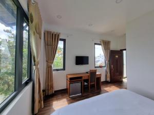 TV a/nebo společenská místnost v ubytování Ngàn Hoa Villa