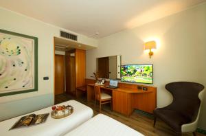 TV a/nebo společenská místnost v ubytování Castagna Palace Hotel & Restaurant