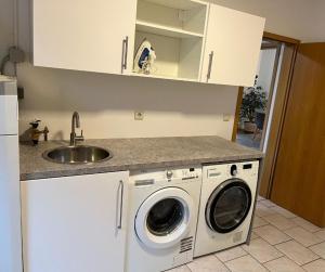 Kuchyň nebo kuchyňský kout v ubytování Ferienhaus Wacholderbeere