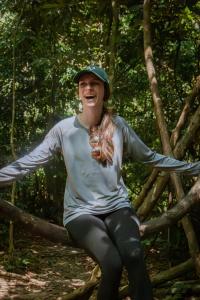une femme assise sur une branche d'arbre dans les bois dans l'établissement Bukit Lawang Joint Trekking Loge & Transport, à Bukit Lawang 15 autres photos