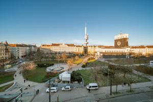 une ville avec des voitures garées dans un parking dans l'établissement Majestic Square View Residence, à Prague