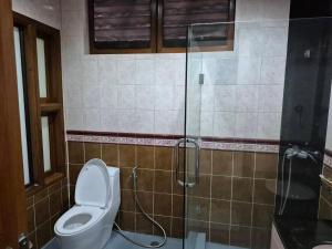 een badkamer met toilet en glazen douche bij Nur Nur House in Ban Nong Chaeng +19 foto's