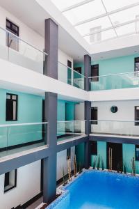 una imagen de un edificio con piscina en Hotel Flamingo Merida, en Mérida