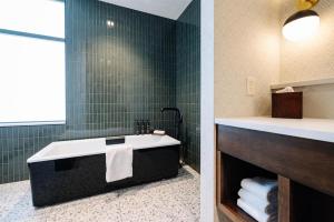 Postel nebo postele na pokoji v ubytování The Hotel Rambler Montgomery, Tapestry Collection By Hilton + 20 fotografií