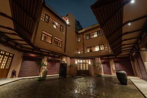 an empty courtyard of a building at night at Kashe Benaras in Varanasi