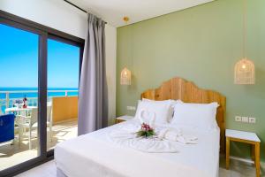 Ένα ή περισσότερα κρεβάτια σε δωμάτιο στο Blue view seaside hotel