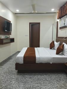 Ένα ή περισσότερα κρεβάτια σε δωμάτιο στο hotel babu palace