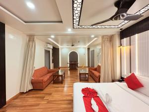 Postel nebo postele na pokoji v ubytování THE SUITE - #Rooftop Pool #Infinity Pool #Beach Facing Puri's Premier Hotel