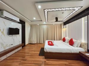 Postel nebo postele na pokoji v ubytování THE SUITE - #Rooftop Pool #Infinity Pool #Beach Facing Puri's Premier Hotel + 3 fotografie