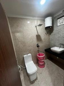 Ένα μπάνιο στο hotel babu palace