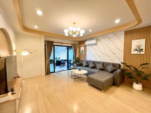 ein Wohnzimmer mit Sofa und Tisch in der Unterkunft New Love Is Pool Villa, Modern 3BR Pool Villa Cozy Style in Nathon Bay