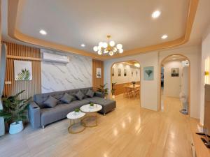 ein Wohnzimmer mit Sofa und Tisch in der Unterkunft New Love Is Pool Villa, Modern 3BR Pool Villa Cozy Style in Nathon Bay