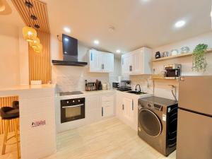 eine Küche mit weißen Schränken und einem Geschirrspüler in der Unterkunft New Love Is Pool Villa, Modern 3BR Pool Villa Cozy Style in Nathon Bay