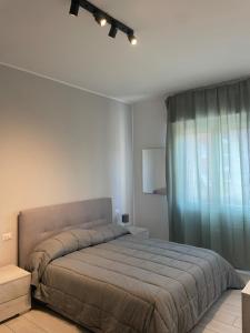 ein Schlafzimmer mit einem Bett und einem blauen Vorhang in der Unterkunft Shining house in Milan in Mailand + 22 Fotos