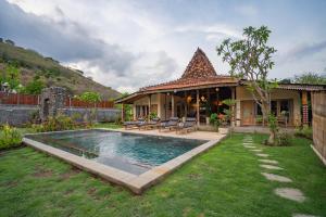 Bazén v ubytování Hita Joglo Villa nebo v jeho okolí