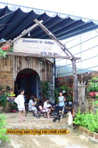 Un grupo de personas sentadas afuera de un club de reyes en Homestay Rừng Phố 2 - Măng Đen, en Kon Plong 36 fotos más