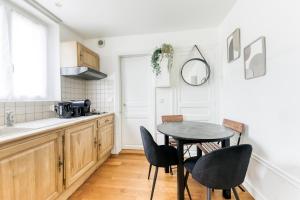 Kuchyň nebo kuchyňský kout v ubytování Charmant T2 aux portes de Paris 2 min de la gare