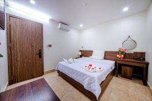 Postel nebo postele na pokoji v ubytování Thu Ha Hotel